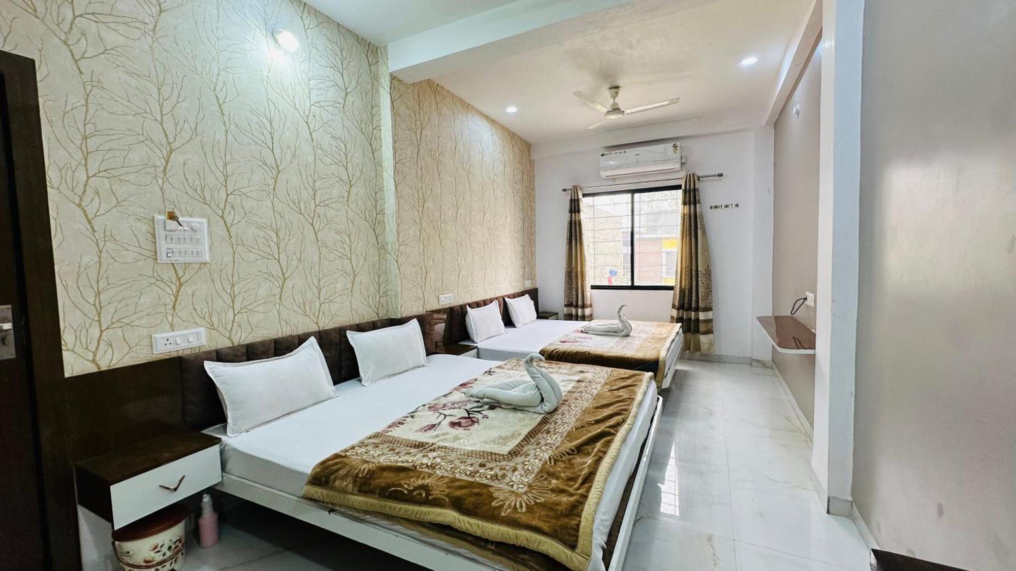 Hotel Kanha Palace Ujjain Esterno foto