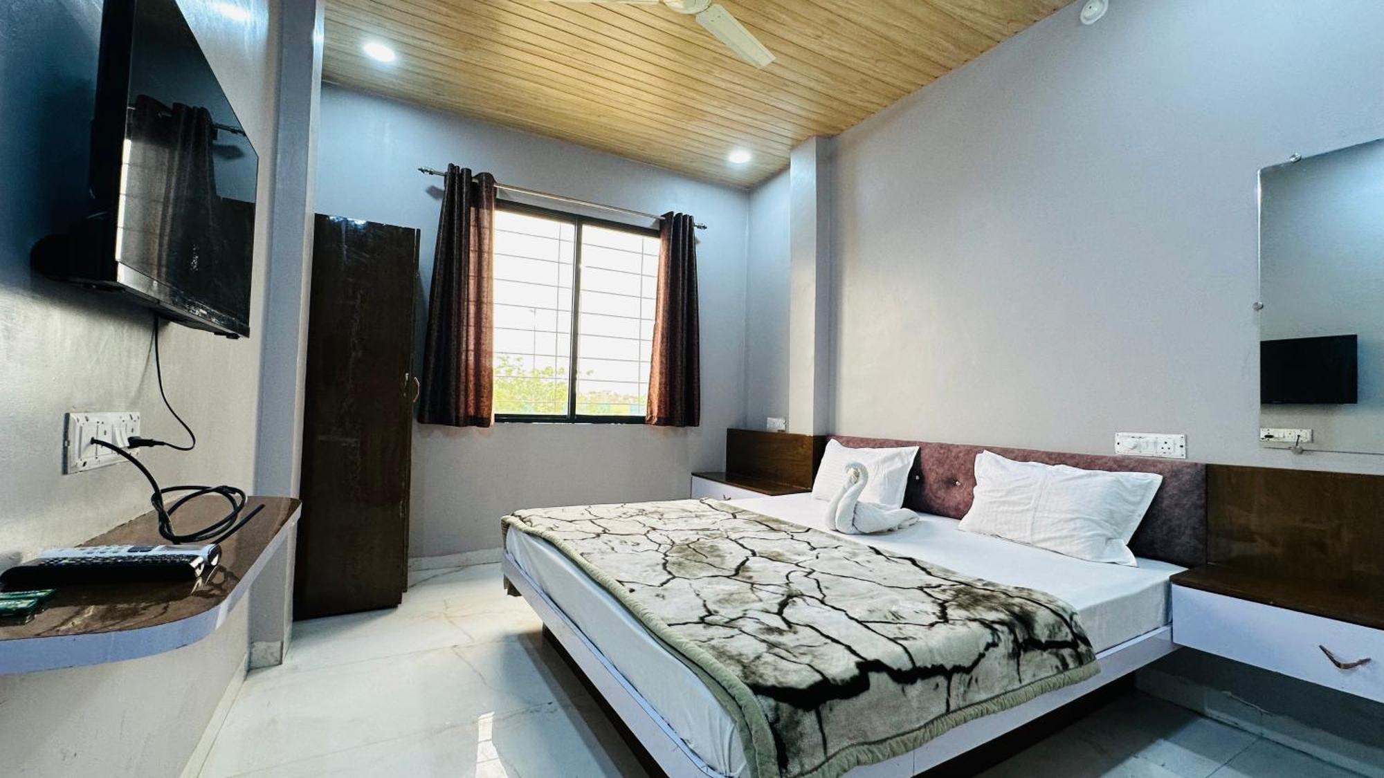 Hotel Kanha Palace Ujjain Esterno foto